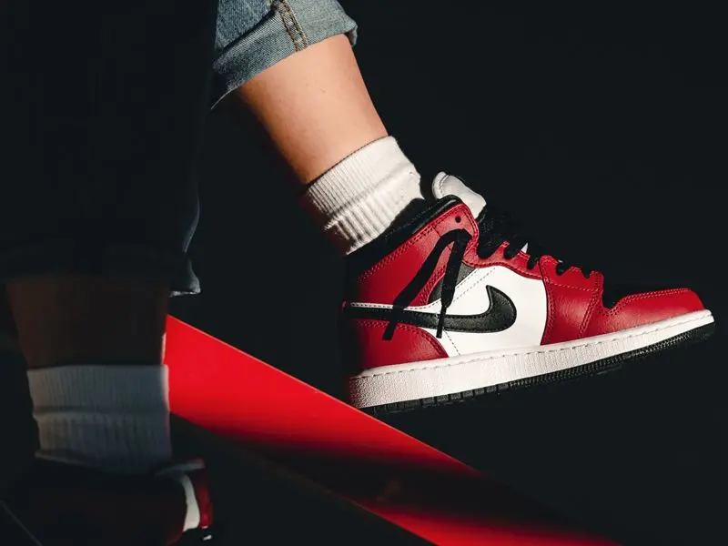 Giày Nike Air Jordan 1 Mid Chicago 'Black Toe' 554724-069 - Ảnh 5