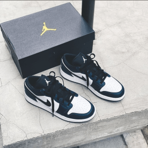 Alternative view of Giày Nike Air Jordan 1 Low GS 'Armory Navy' 553560-411