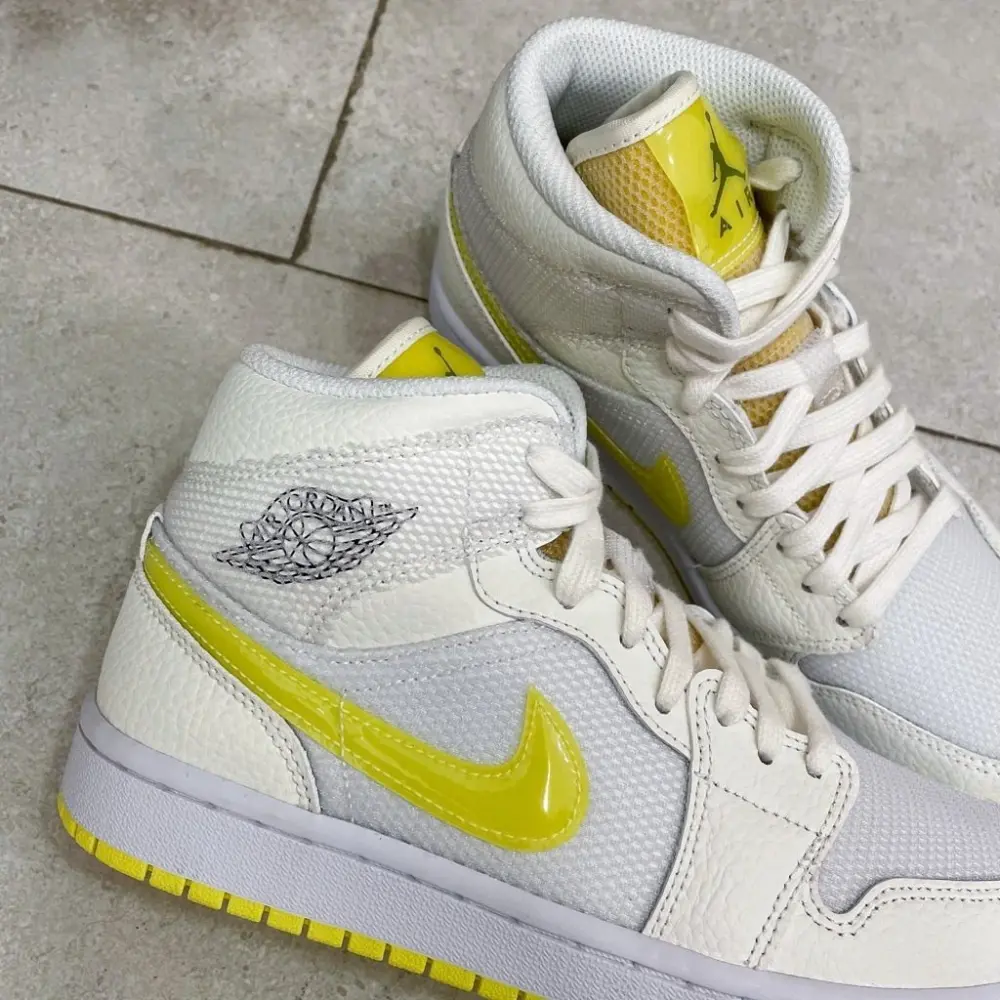 Giày Nike Wmns Air Jordan 1 Mid SE 'Voltage Yellow' DB2822-107 - Ảnh 3