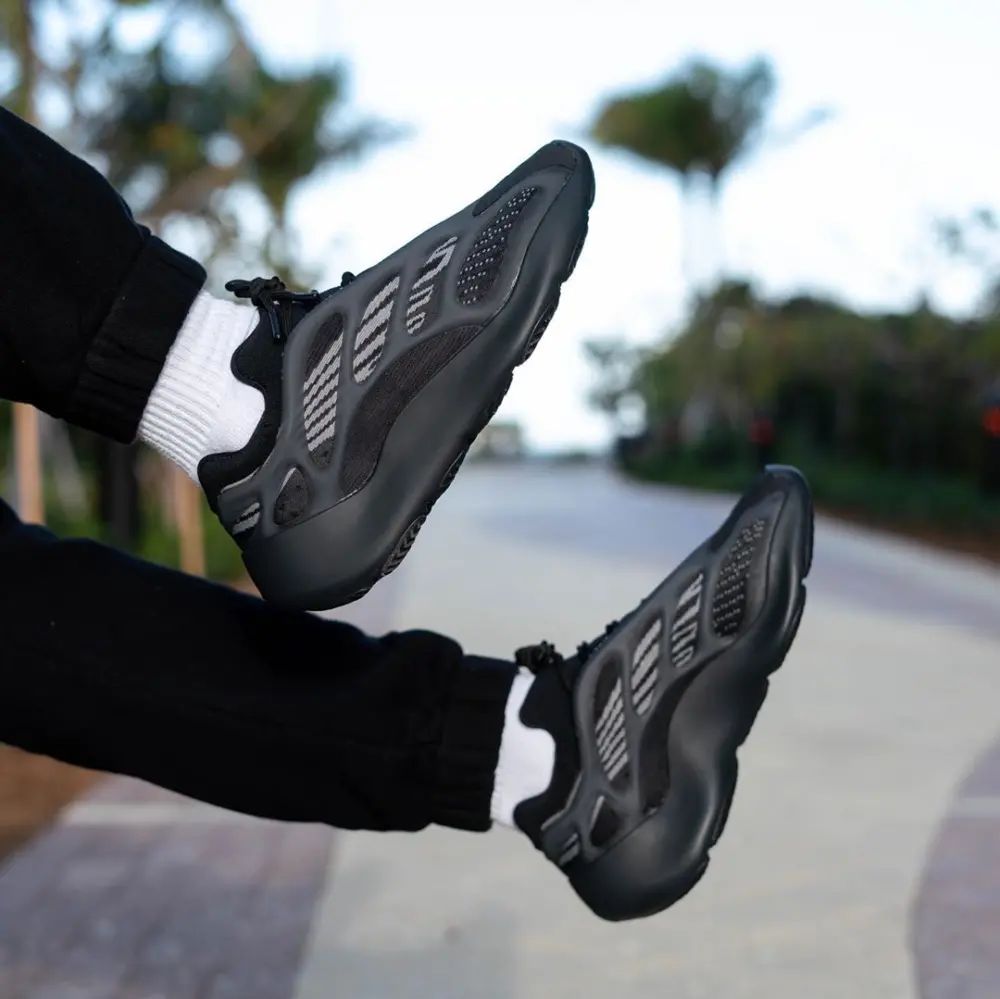 Alternative view of Giày Adidas Yeezy 700 V3 'Alvah' H67799