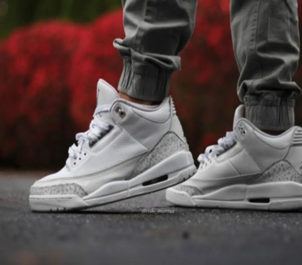 Alternative view of Giày Nike Air Jordan 3 Retro 'Pure Money' 136064-103