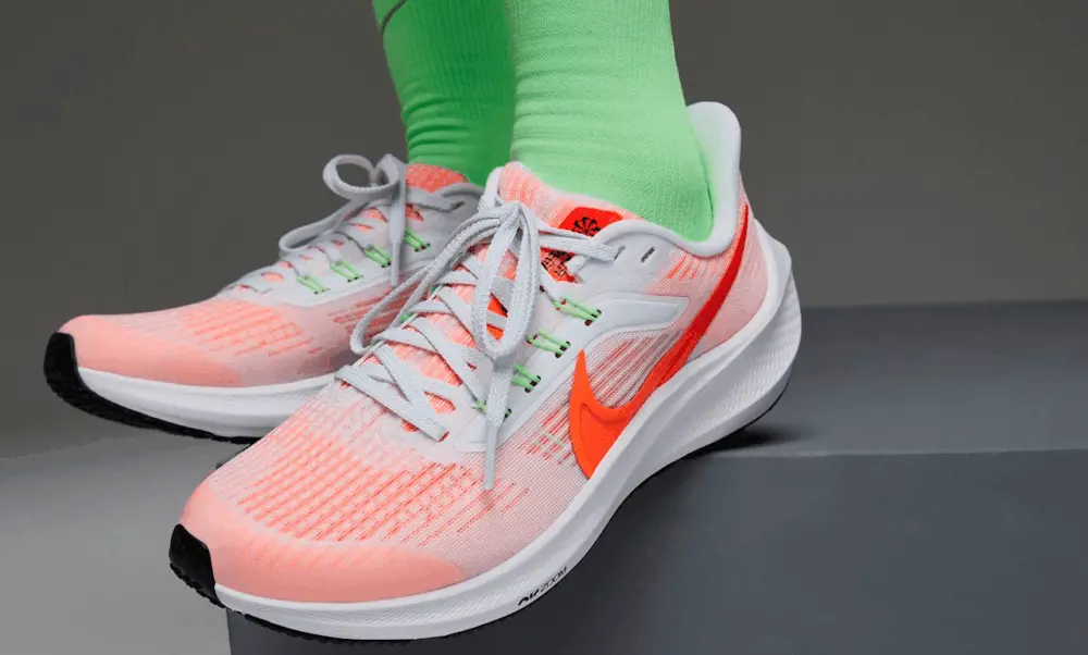 Alternative view of Giày Nike Air Zoom Pegasus 39 GS 'White Total Orange' DM4015-102