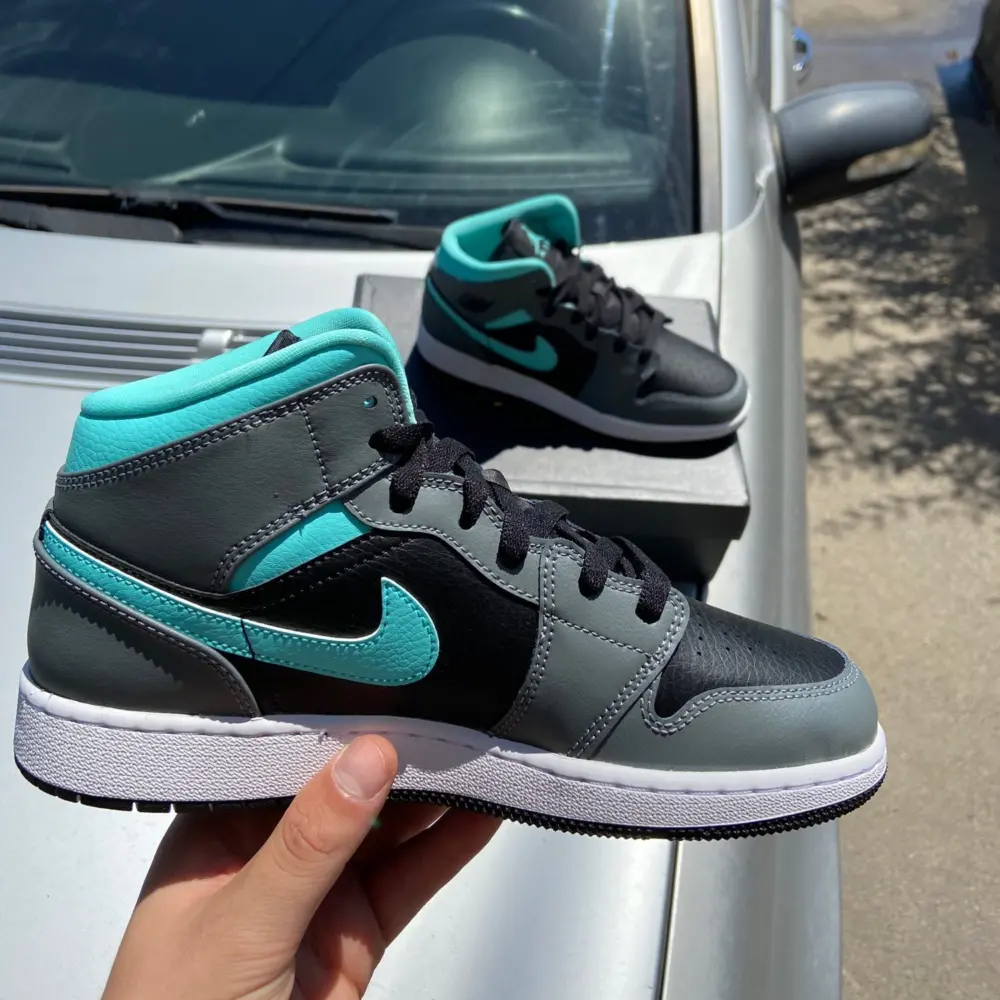 Alternative view of Giày Nike Air Jordan 1 Mid 'Aqua' 554724-063