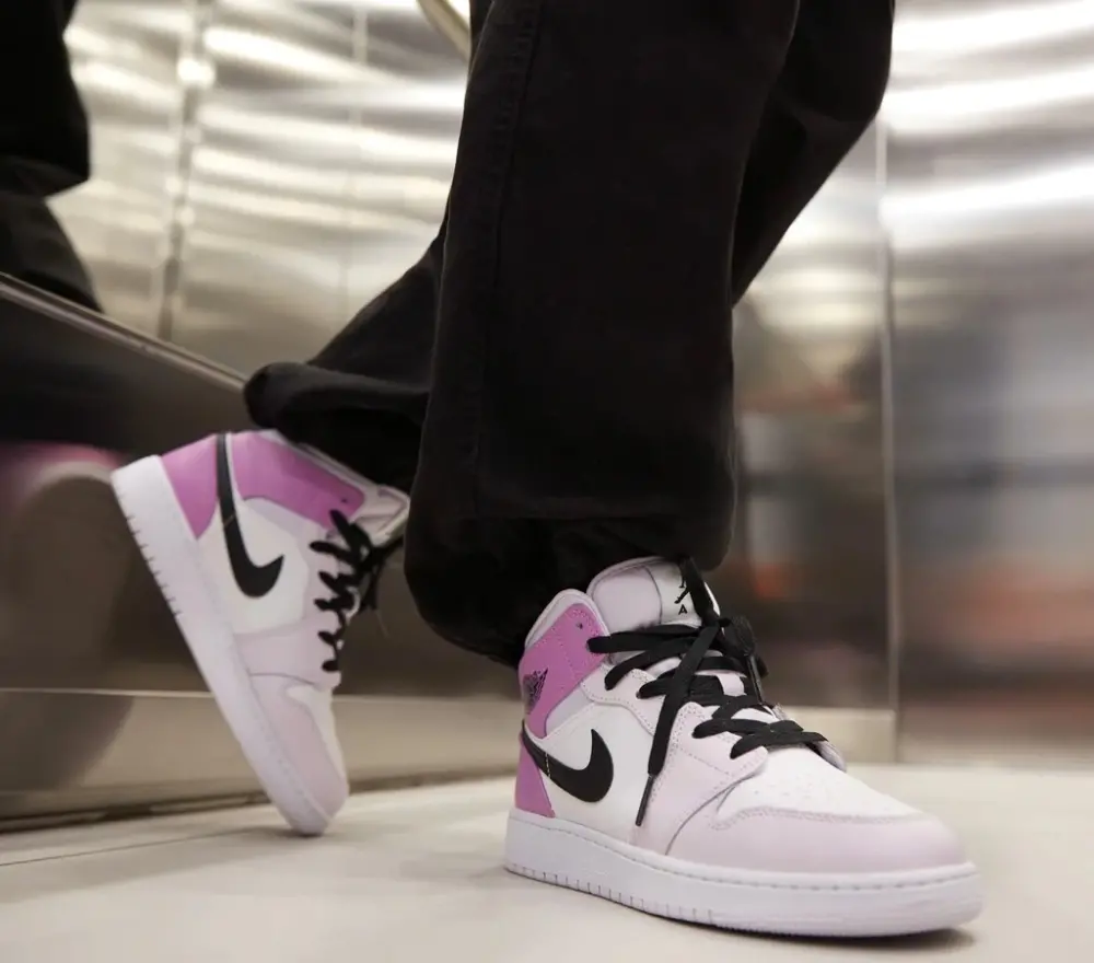 Alternative view of Giày Nike Air Jordan 1 Mid GS 'Barely Grape' DQ8423-501