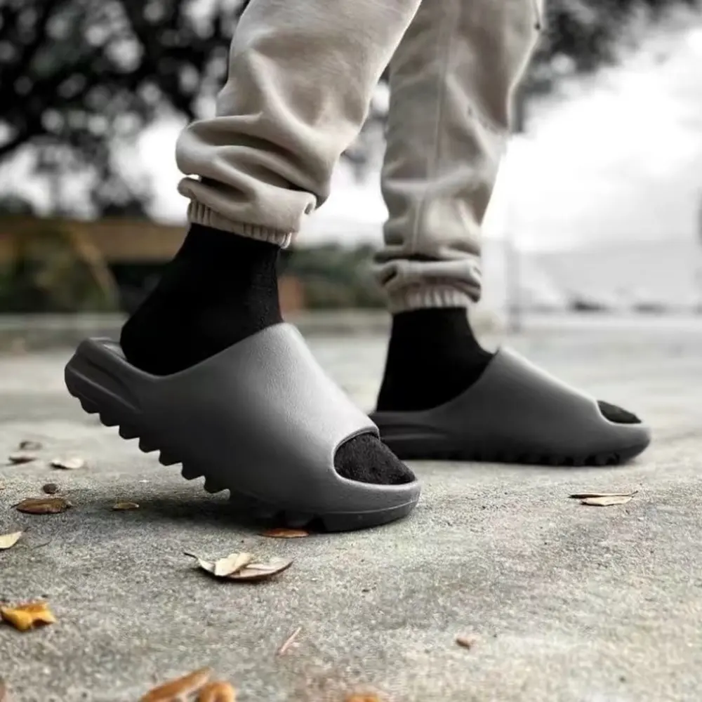 Alternative view of Dép Adidas Yeezy Slide Onyx 'Black' HQ6448