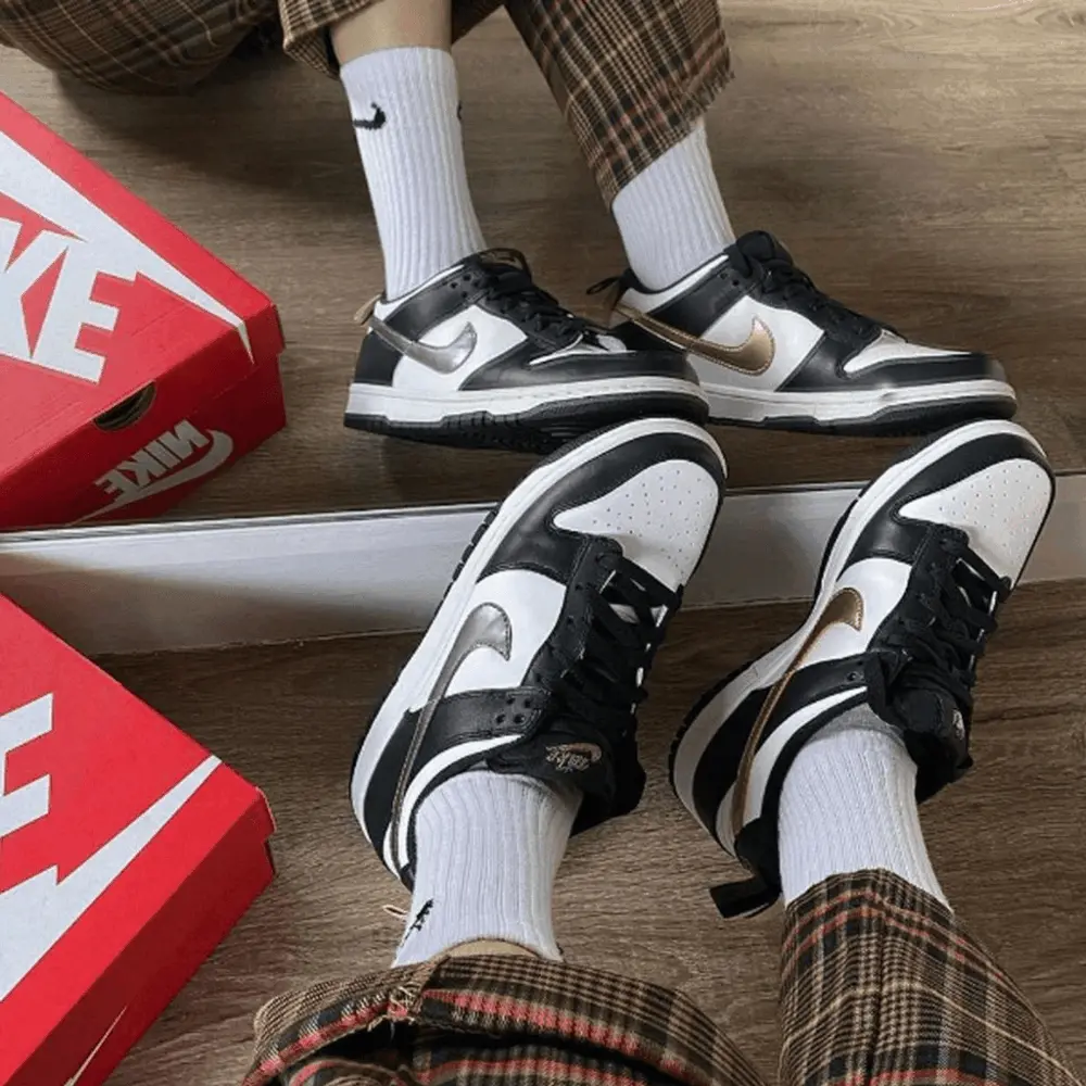 Alternative view of Giày Nike Dunk Low 'Black White Metallic' DH9764-001