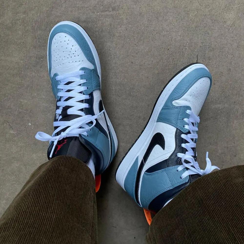 Alternative view of Giày Nike Air Jordan 1 Mid Fearless CU2802-100