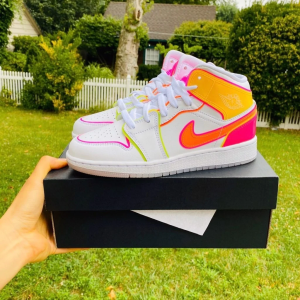 Alternative view of Giày Nike Air Jordan 1 Mid SE GS 'Edge Glow' CV4611-100