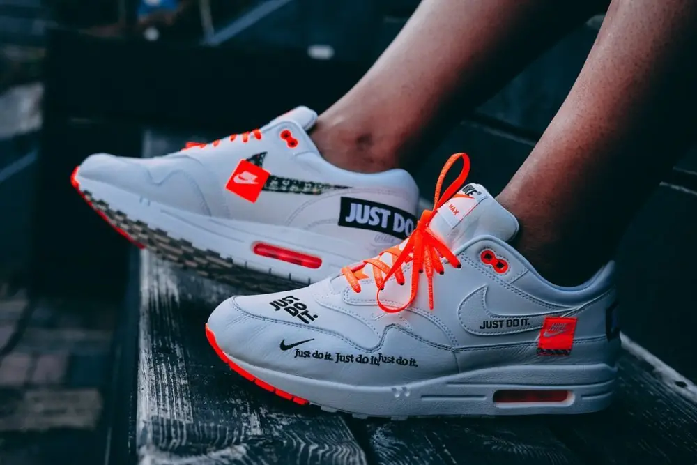 Alternative view of Giày Nike WMNS Air Max 1 Lux Just Do It 917691-100