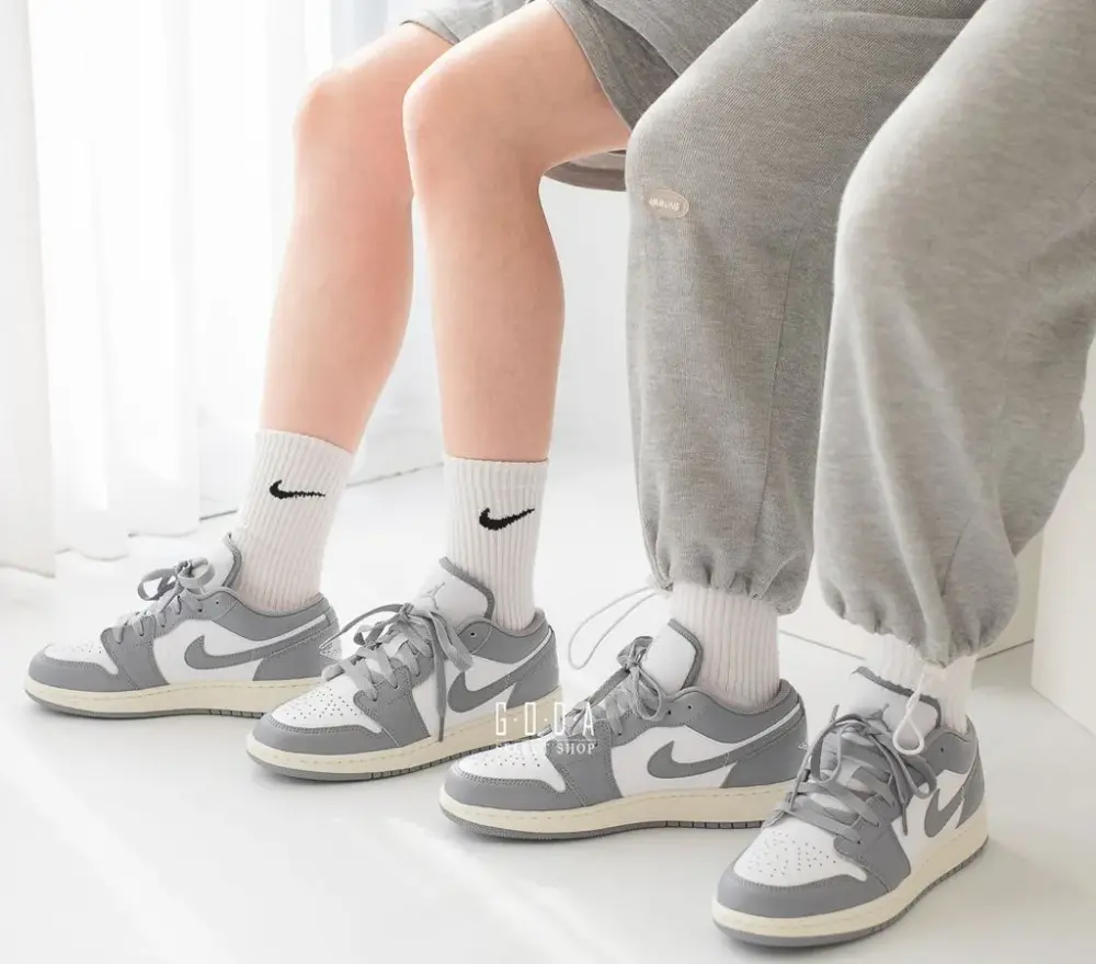 Alternative view of Giày Nike Air Jordan 1 Low (GS) 'Vintage Grey' 553560-053