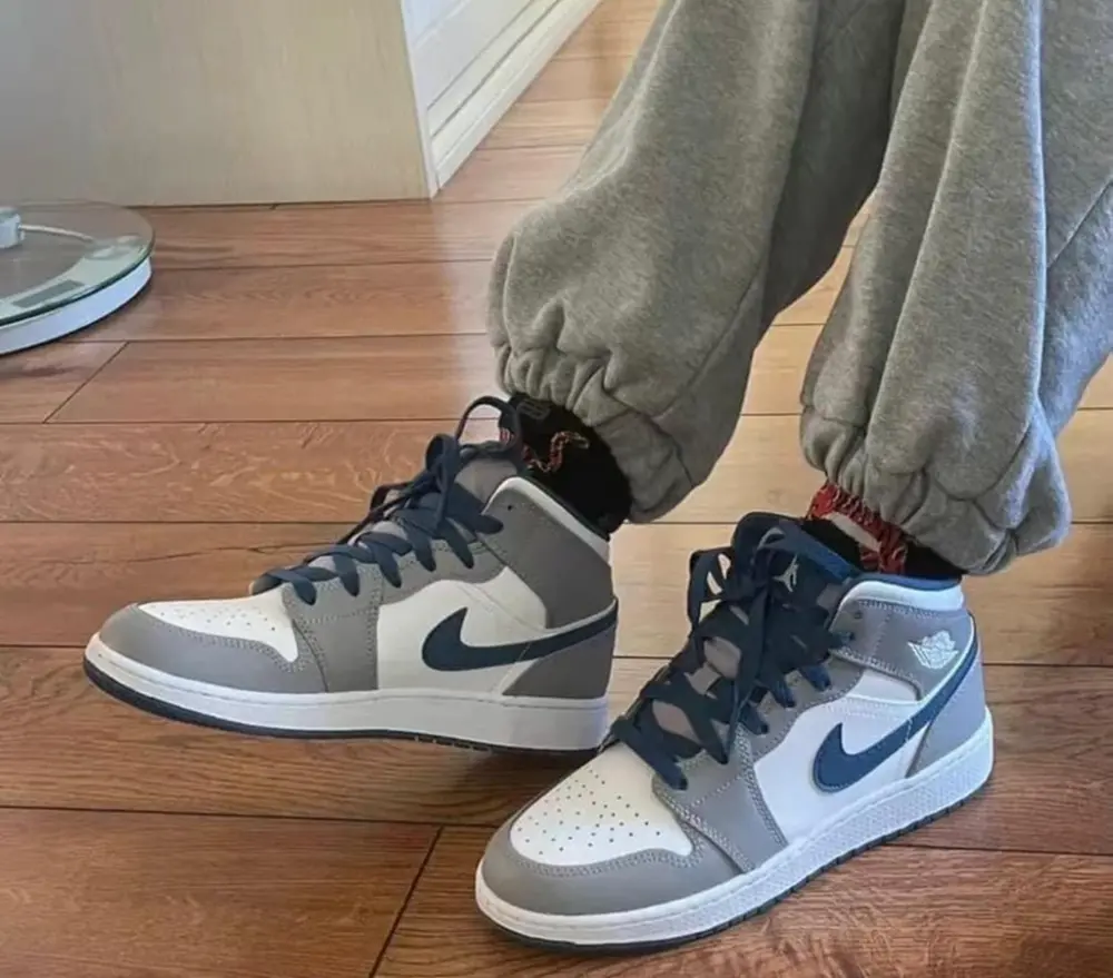 Giày Nike Air Jordan 1 Mid GS 'True Blue Cement' DQ8423-014 - Ảnh 3