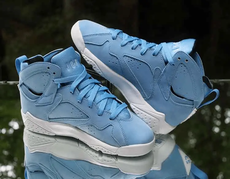 Alternative view of Giày Nike Air Jordan 7 Retro GS 'Pantone' 304774-400