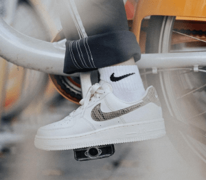 Alternative view of Giày Nike Air Force 1 '07 'Phantom Ivory Snakeskin' DD8959-002