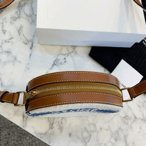 Alternative view of Túi Celine Casual Style Leather Logo Shoulder Bags 10G342DHT-07TN