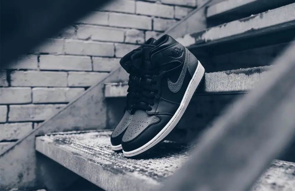 Alternative view of Giày Nike Jordan 1 Mid 'Tumbled Leather Grey' 554725-041