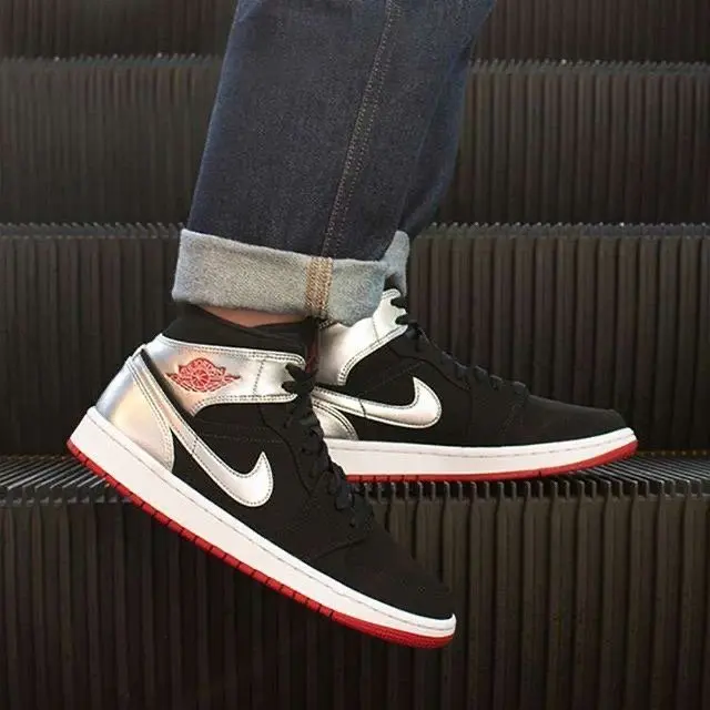 Alternative view of Giày Nike Air Jordan 1 Mid "Johnny Kilroy" 554724-057