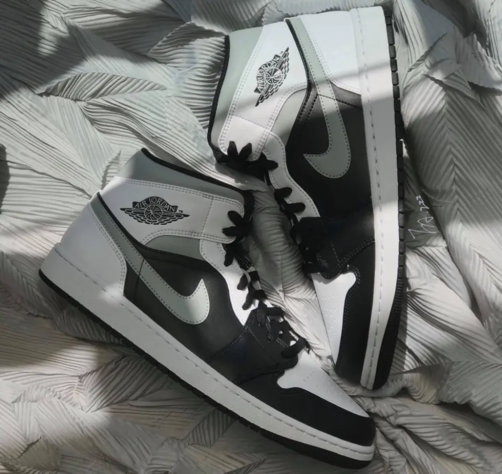 Alternative view of Giày Nike Air Jordan 1 Mid 'White Shadow' 554725-073