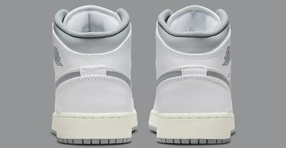 Alternative view of Giày Nike Air Jordan 1 Mid 'White' 554725-135