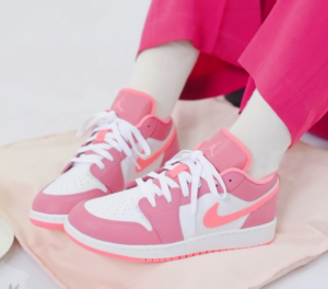 Alternative view of Giày Nike Air Jordan 1 Low (GS) 'Pale Raspberry' 553560-616