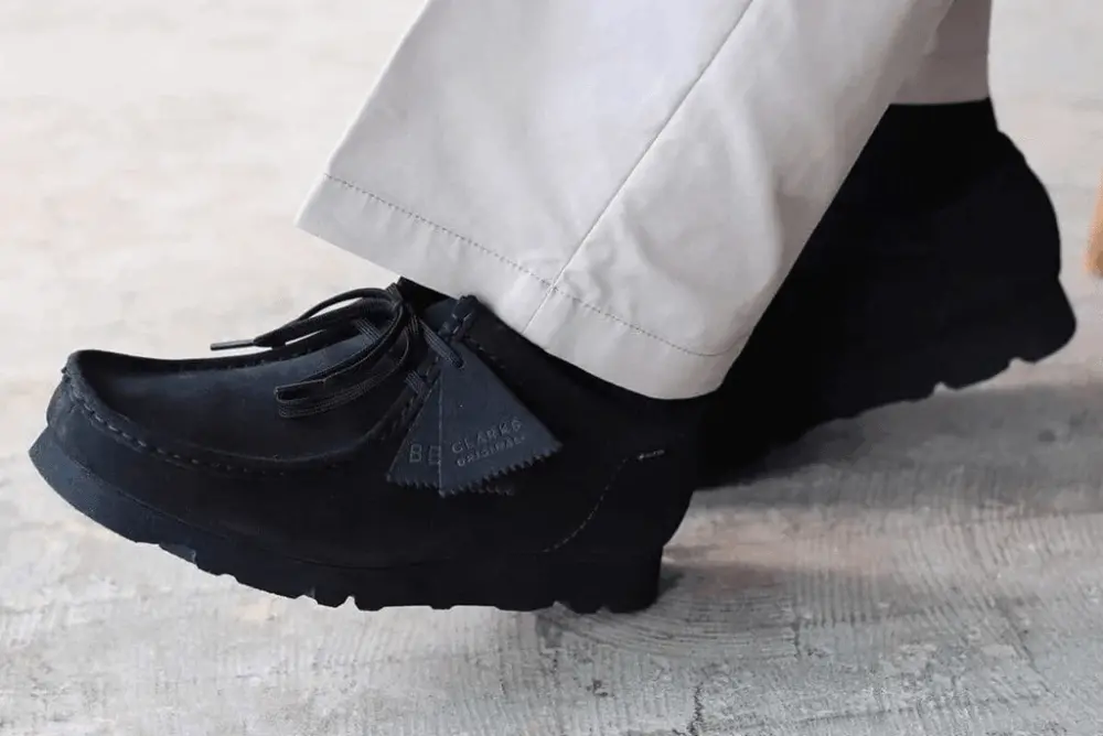 Alternative view of Giày Clarks Wallabee Gore-Tex 'Black Suede' 261-49449