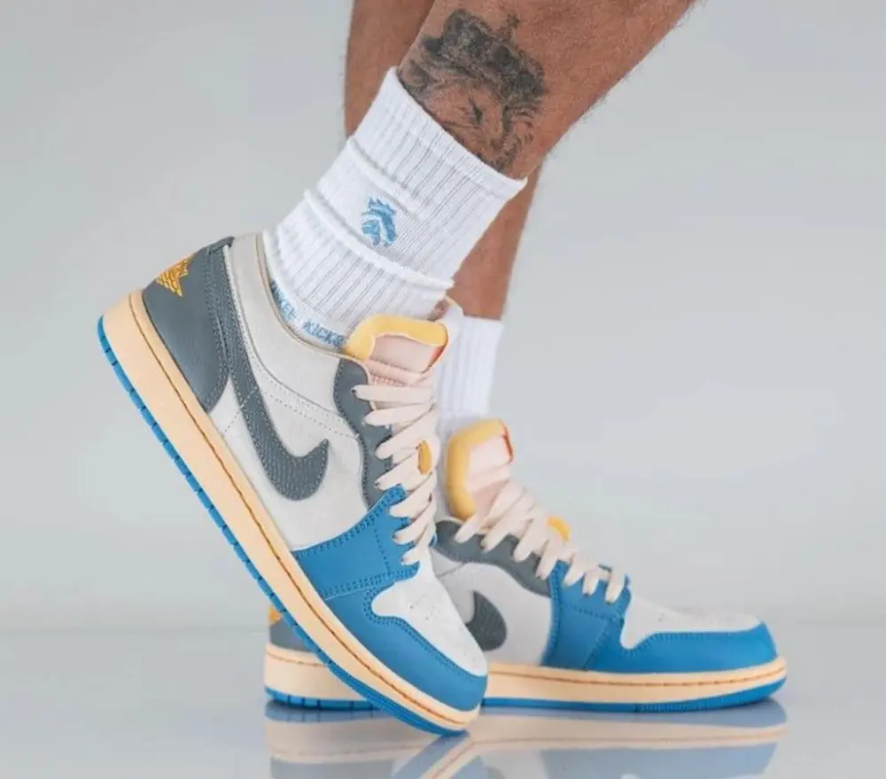 Alternative view of Giày Nike Air Jordan 1 Low 'Vintage UNC Grey' DZ5376-469