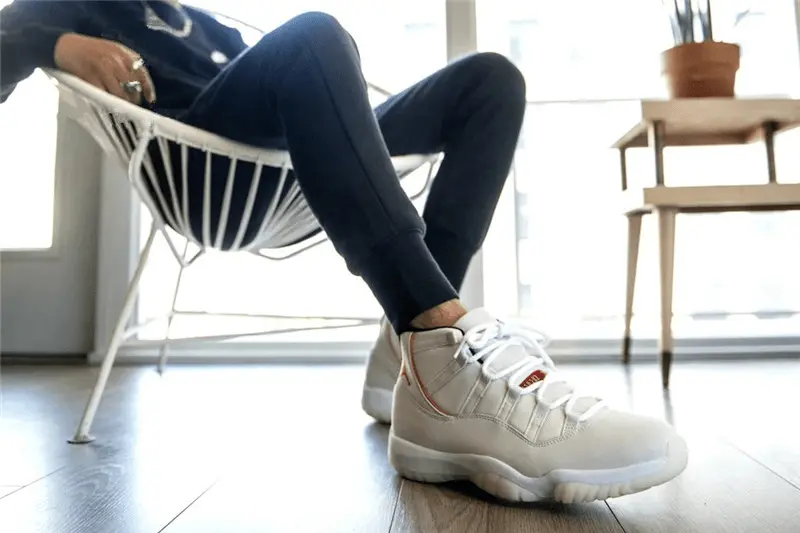 Alternative view of Giày Nike Air Jordan 11 Retro GS 'Platinum Tint' 378038-016