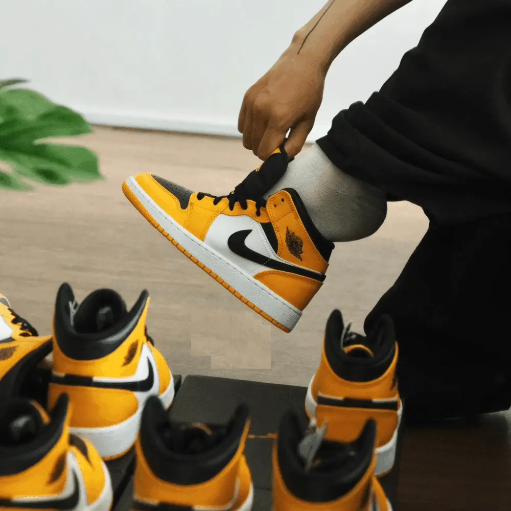 Alternative view of Giày Nike Air Jordan 1 Mid 'Taxi' 554724-701