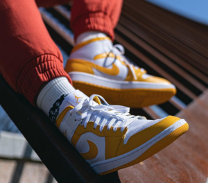 Alternative view of Giày Nike Air Jordan 1 Mid 'Pollen' BQ6472-117