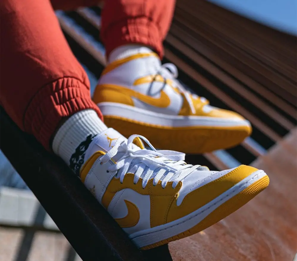 Alternative view of Giày Nike Air Jordan 1 Mid 'Pollen' BQ6472-117