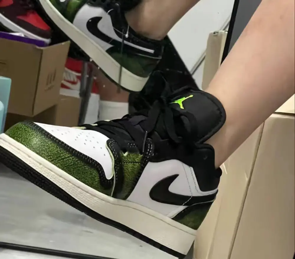 Alternative view of Giày Nike Air Jordan 1 Low 'White Black Green' DO8244-003