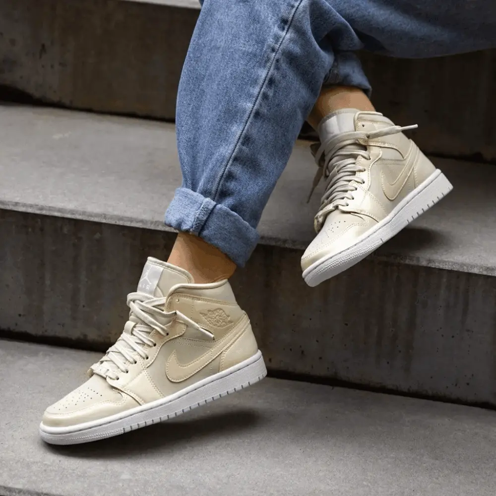 Giày Nike Wmns Air Jordan 1 Mid 'Lemon Yellow' CK6587-200 - Ảnh 3