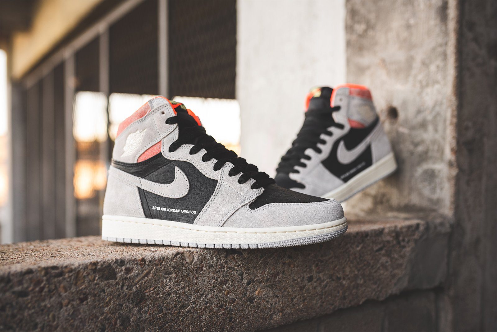 Giày Nike Air Jordan 1 Retro High 'Neutral Grey - Hyper Crimson' 555088-018 - Ảnh 4