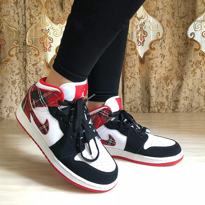 Giày Nike Air Jordan 1 Retro Mid GS 'Bad Santa' 554725-607 - Ảnh 5