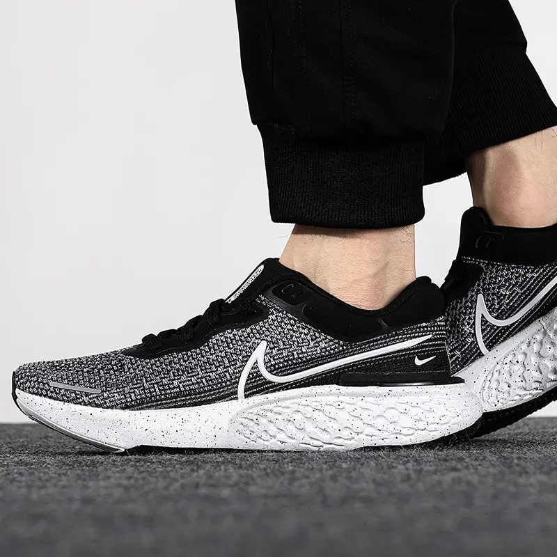 Alternative view of Giày Nike ZoomX Invincible Run Flyknit 'Black White' CT2228-103