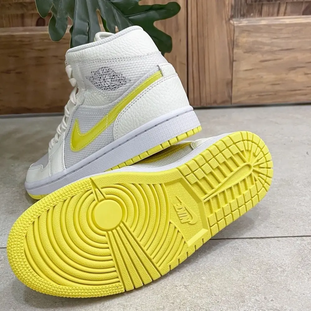 Giày Nike Wmns Air Jordan 1 Mid SE 'Voltage Yellow' DB2822-107 - Ảnh 5