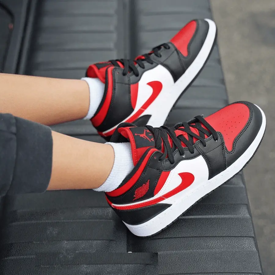 Alternative view of Giày Nike Air Jordan 1 Mid 'Black Fire Red' 554725-079
