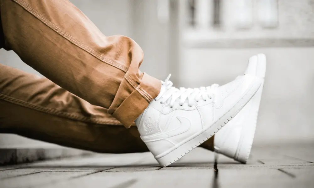 Giày Nike Wmns Air Jordan 1 Mid Patent 'Triple White' BQ6472-111 - Ảnh 3