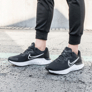Alternative view of Giày Nike Renew Run ‘Black Metallic Silver’ CK6357-002