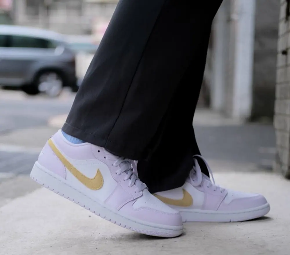 Alternative view of Giày Nike Air Jordan 1 Low 'Barely Grape' DC0774-501