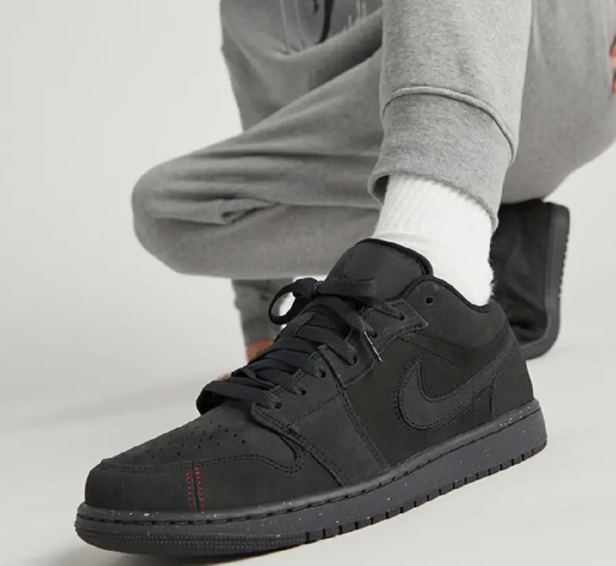 Alternative view of Giày Nike Air Jordan 1 Low GS 'Triple Black' 553560-056
