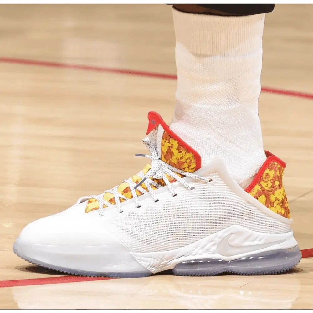 Alternative view of Giày Nike LeBron 19 Low Magic Fruity Pebbles 'White' DQ8343-100