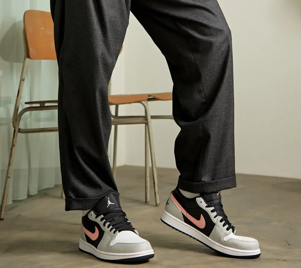 Alternative view of Giày Nike Air Jordan 1 Low 'Black Grey Fog Bleached Coral' 553558-062