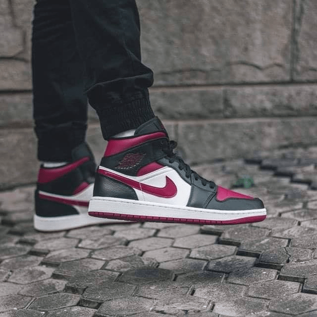 Giày Nike Air Jordan 1 Mid 'Bred Toe' 554724-066 - Ảnh 3