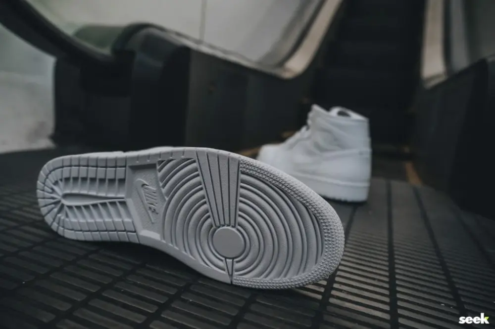 Alternative view of Giày Nike Air Jordan 1 Mid 'Triple White' (2020) 554725-126