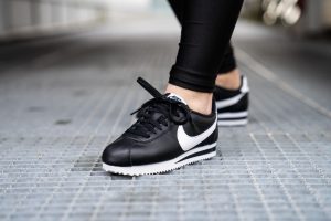 Alternative view of Giày Nike Wmns Classic Cortez Leather 'Black White' 807471-010