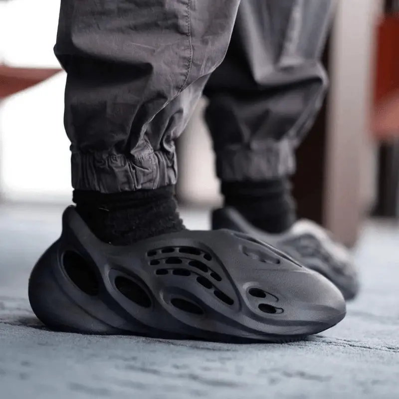 Alternative view of Giày Adidas Yeezy Foam RNR Onyx 'Black' HP8739