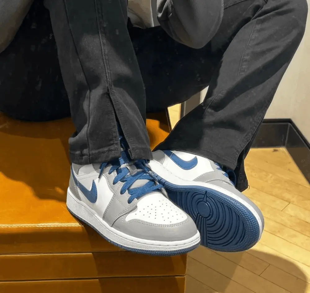 Giày Nike Air Jordan 1 Mid GS 'True Blue Cement' DQ8423-014 - Ảnh 4