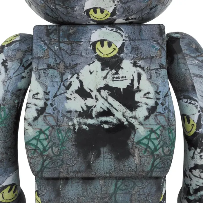 Alternative view of Mô Hình Brandalism Be@rbrick 1000% 'Riot Cop' 98260-RCP-1000