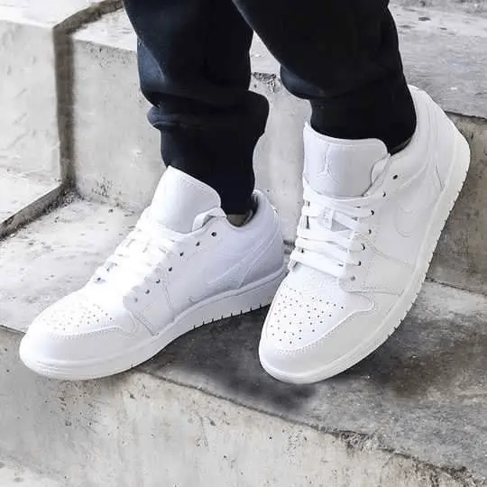Alternative view of Giày Nike Air Jordan 1 Low 'Triple White' 553558-130