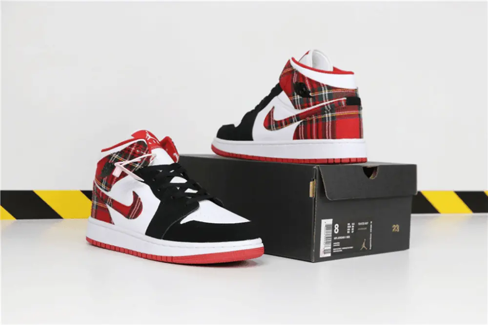 Giày Nike Air Jordan 1 Retro Mid GS 'Bad Santa' 554725-607 - Ảnh 4